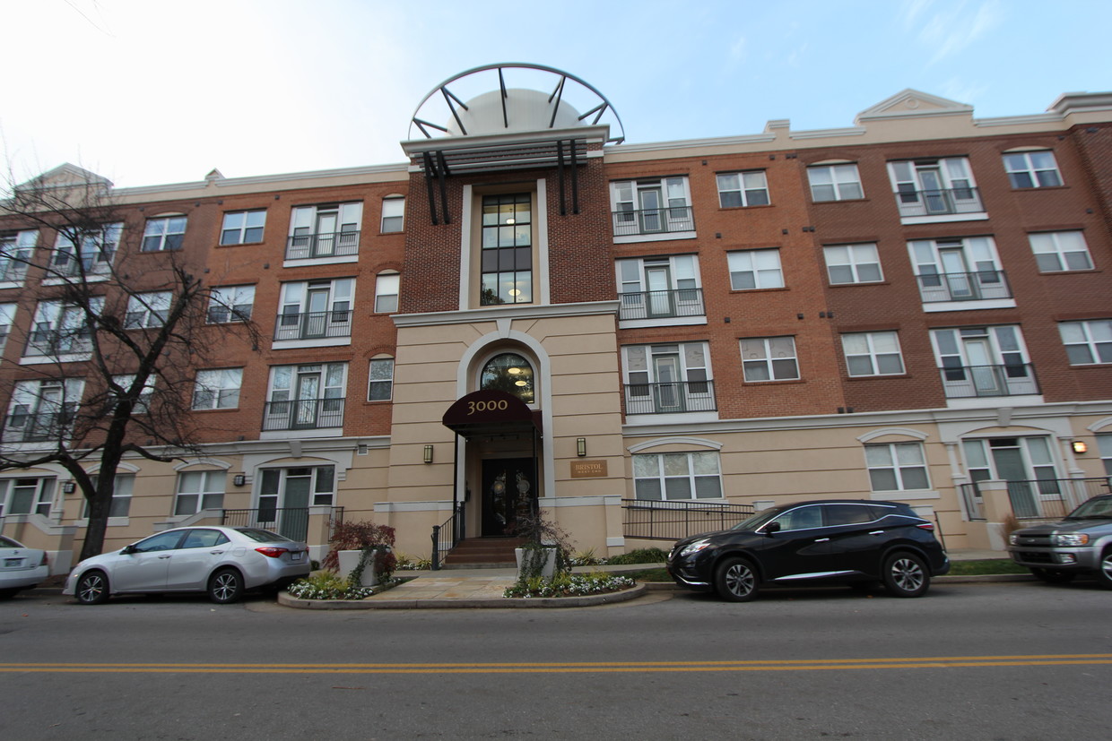 Frente del edificio con entrada con llave con teclado - 3000 Vanderbilt Pl