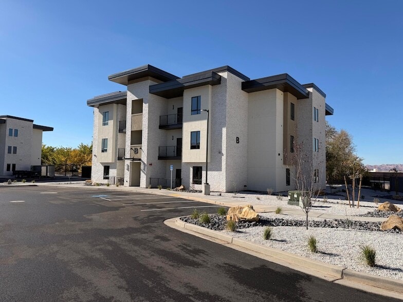 Foto principal - 983 W State St