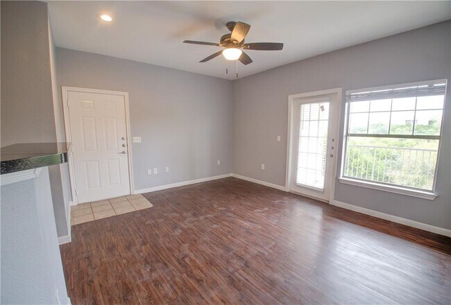 Building Photo - 2320 Gracy Farms Ln