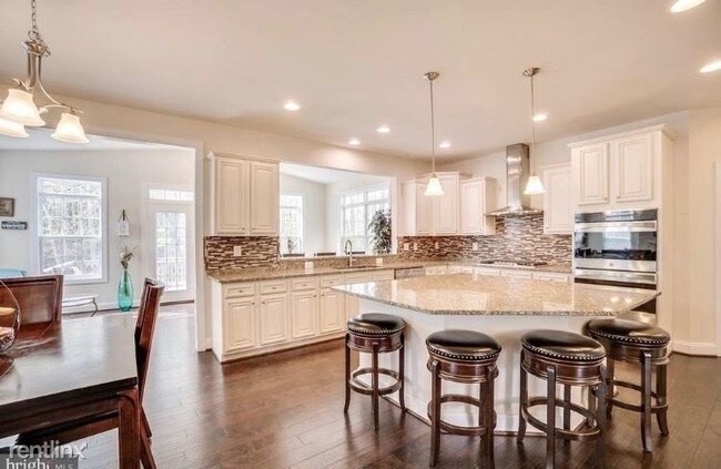 Building Photo - 5 br, 5.5 bath House - 11622 Pine Hollow Lane