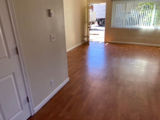 Foto del edificio - Downtown 2 bedroom ground floor apartment