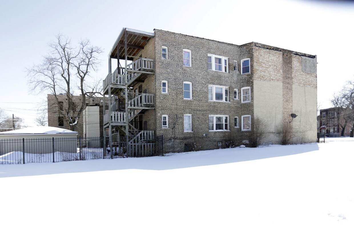 Building Photo - 652 W 55th St