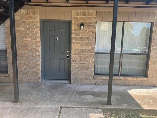 Building Photo - 2406 Bandera Dr