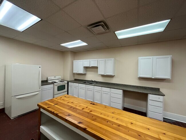 Kitchen - 138 N Main St