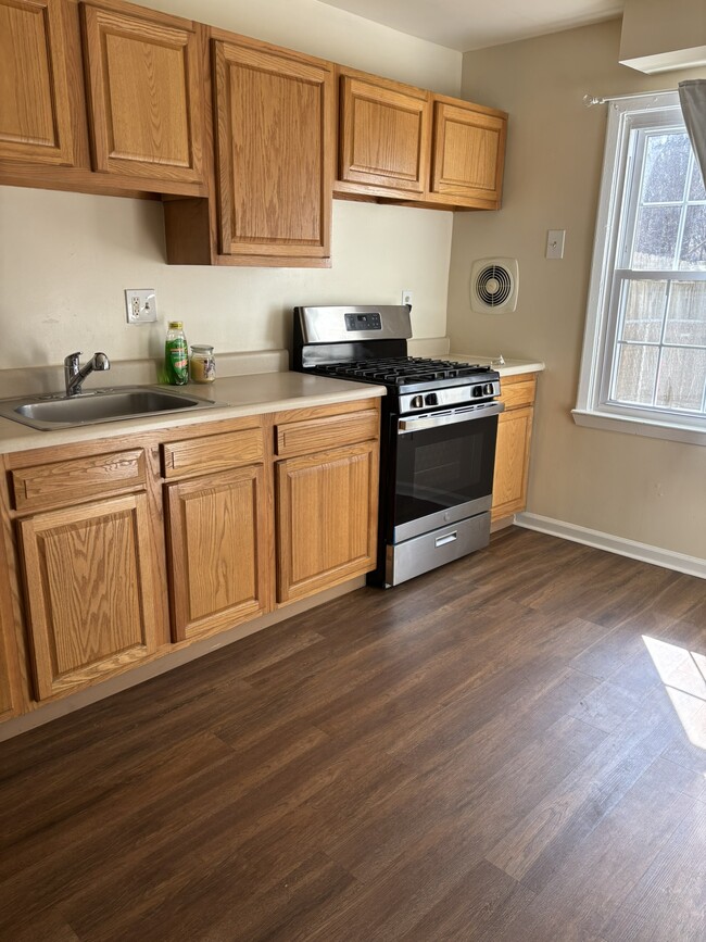 Building Photo - 8595 Pioneer Dr