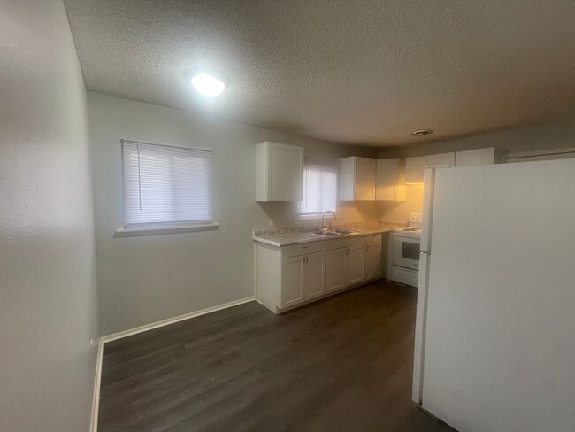 Building Photo - -Check out this cozy 2 bedroom 1 bathroom ...