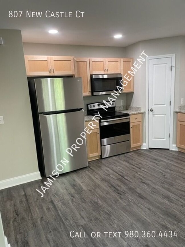 Building Photo - 807 New Castle Ct