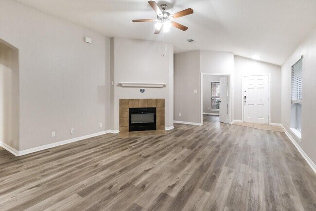 Foto del edificio - 12119 Brightwood Dr