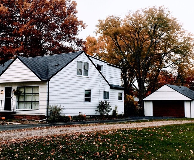 Building Photo - 3097 Lincolnview St