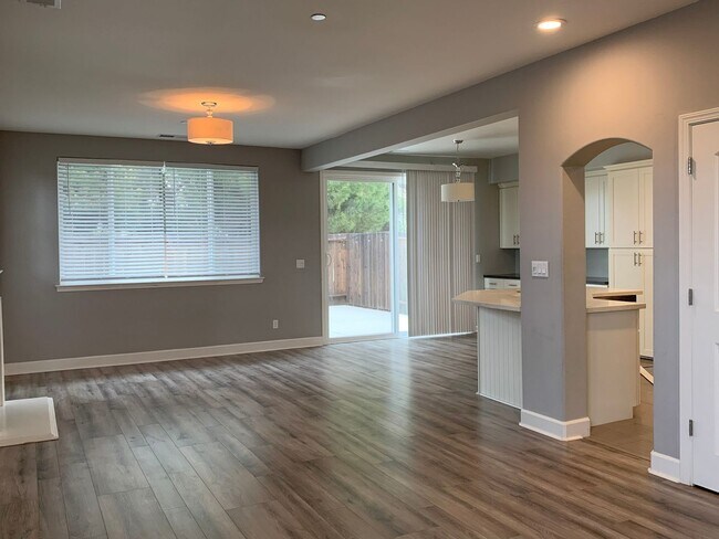 Building Photo - 3/2.5 Condo in Ridgemark with Fireplace and A/C