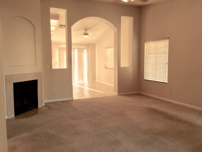 Foto del edificio - GREAT LOCATION!   4BEDS 2BATHS AND 2GARAGE
