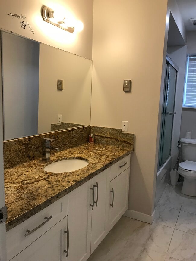 Building Photo - 1014 Dory St