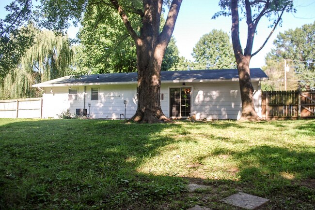 Building Photo - 1108 Royal Dr