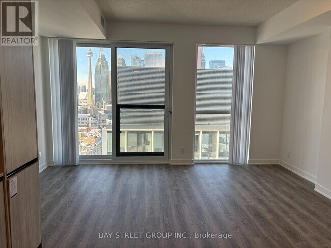 Photo du bâtiment - 180 Front St E