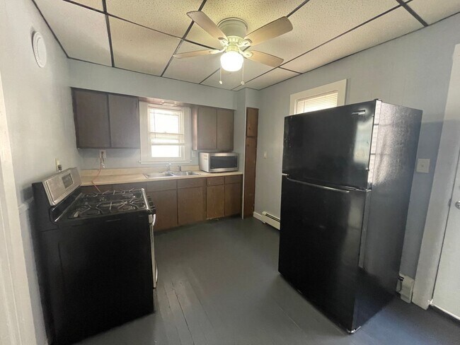Foto del edificio - Beautifully Updated 3-Bedroom First Floor Apartment – North Adams, MA – $1,600/month