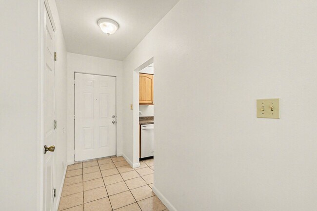 Foto del edificio - Must see 1st floor, corner unit in St Lucie Gardens.