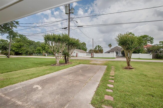 Building Photo - 2569 Cliff Dr