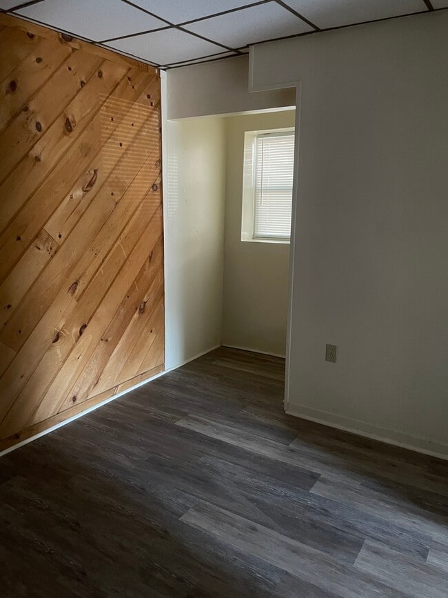 bed 1 - 1700 Centre Ave