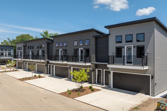 Building Photo - Landings at Rush Creek