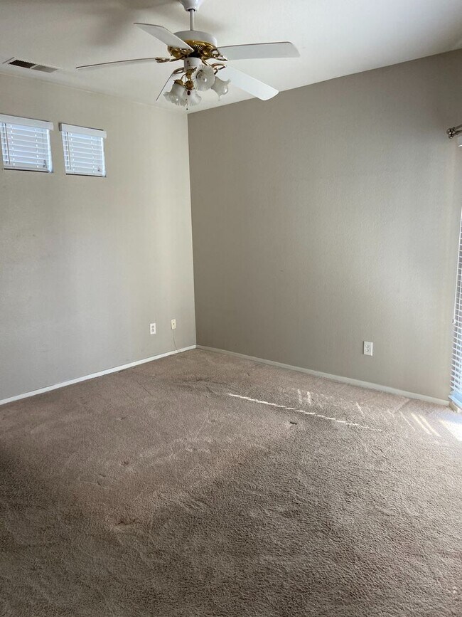 Building Photo - Charming 2-bedroom, 2-bathroom House with Garage & Backyard! Available End of December.