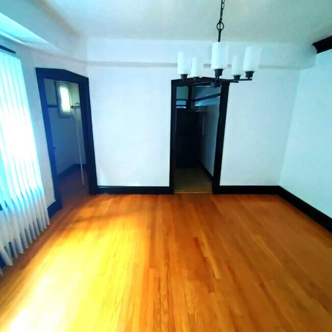 Foto del edificio - 7746 S Jeffery Blvd