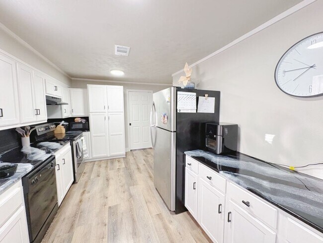 Foto del edificio - 4 Bed 2 Bath - Pre-leasing 2026