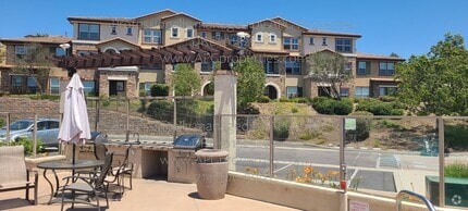 Building Photo - 2008 Montilla St