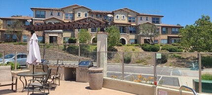 Building Photo - 2008 Montilla St