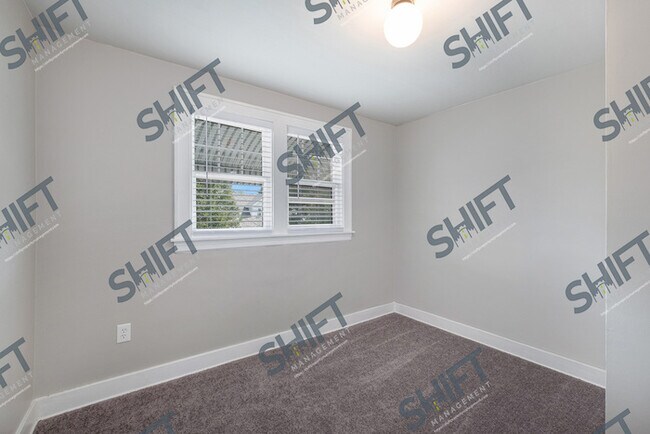 Building Photo - 1519 Widdicomb - Unique and cozy home