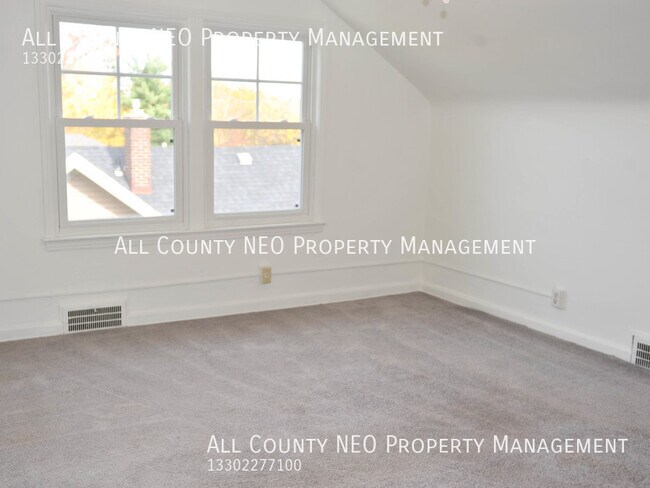 Building Photo - Convenient location in University Heights!