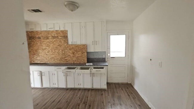 Foto del edificio - 121 E Riverwood Dr