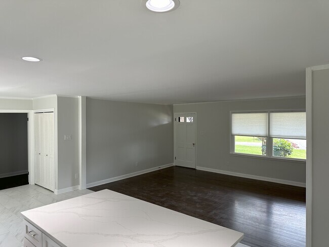 Foto del edificio - 3105 Eastway Dr