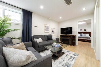 Building Photo - 9539-9150 150 St NW