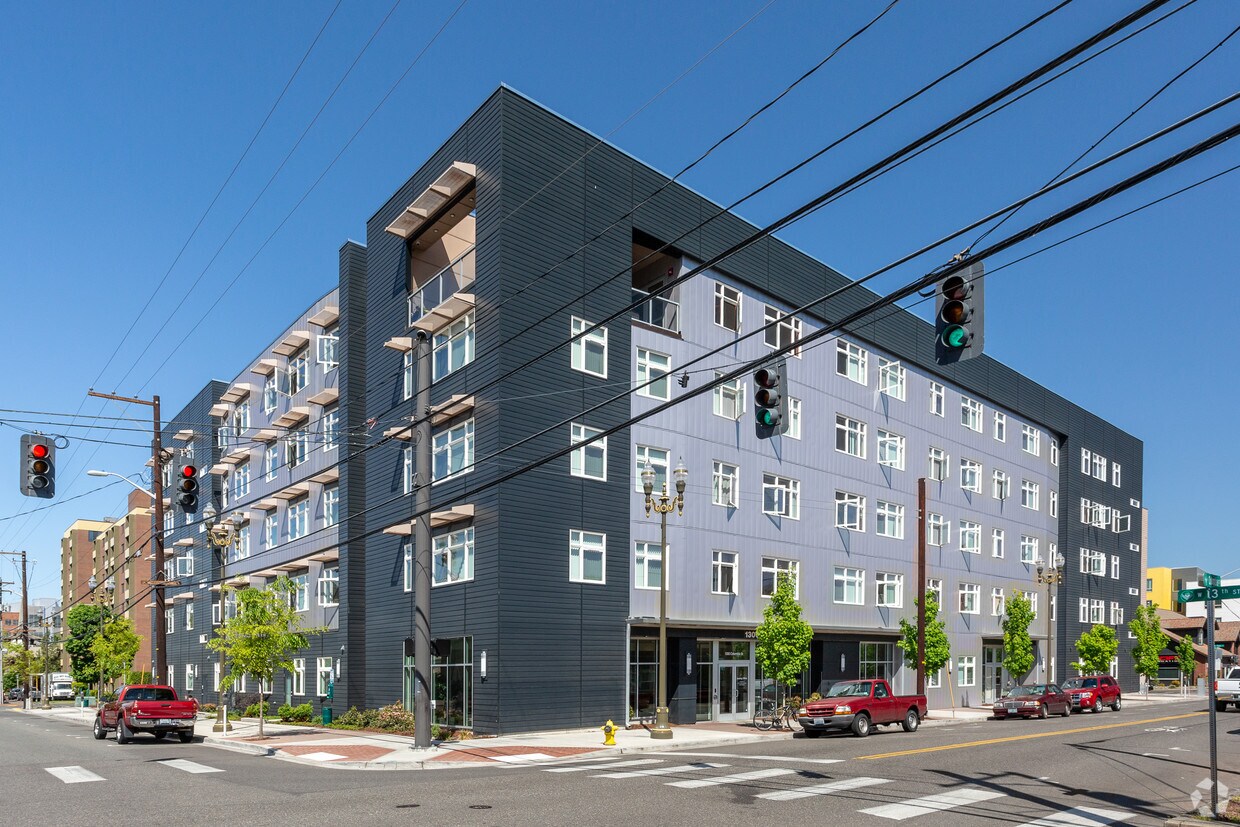 Foto principal - 13 West Apartments