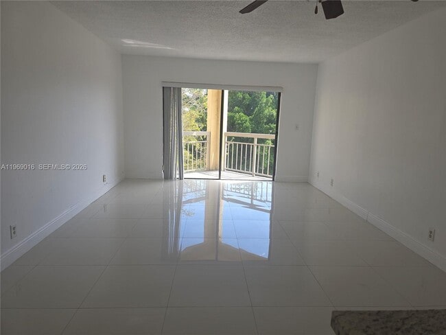 Foto del edificio - 8290 Lake Dr