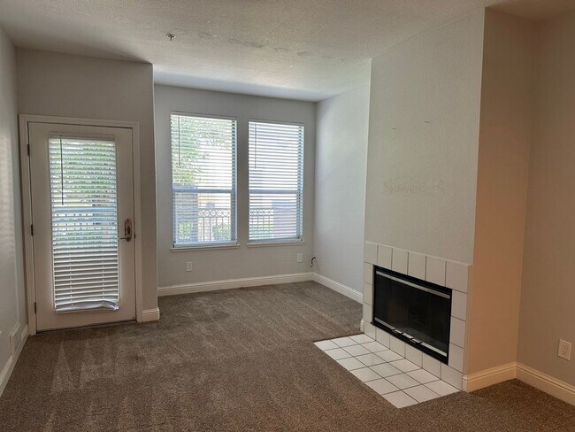 Building Photo - Remodeled and spacious 1 bedroom, 1 bathro...
