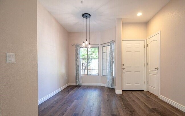 Foto del edificio - Gorgeous 2/2.5 condo for rent in Scottsdale.