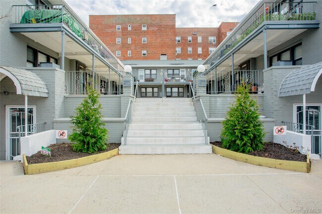 Building Photo - 470 E Broadway