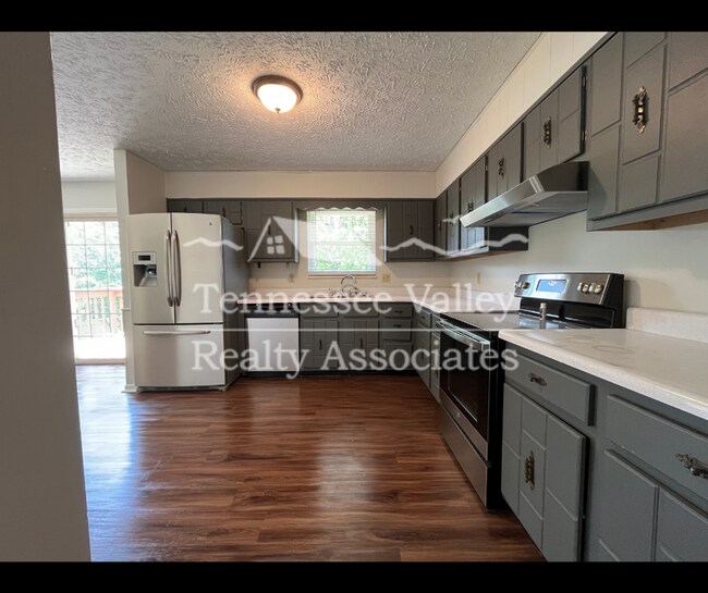 Foto del edificio - MOVE IN READY! Spacious 4 bed/2.5 bath spl...