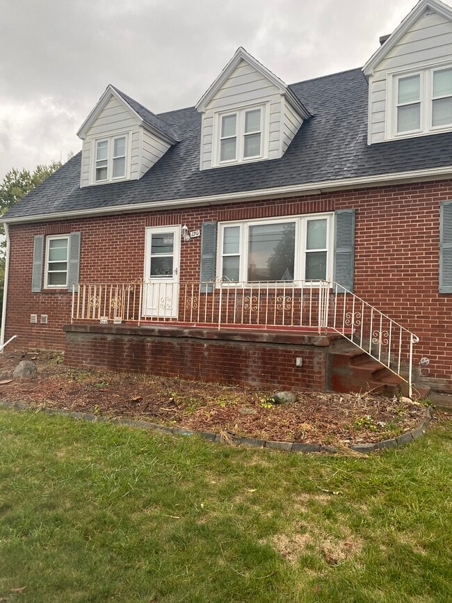 Side Entrance - 190 Clover Pl