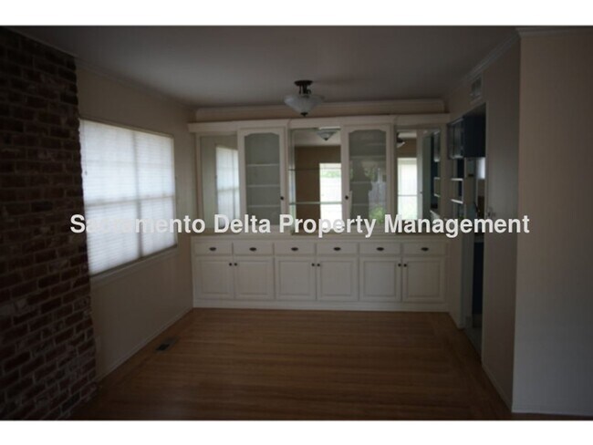 Building Photo - Adorable mid-century 3 bedroom, 1.5 bath home