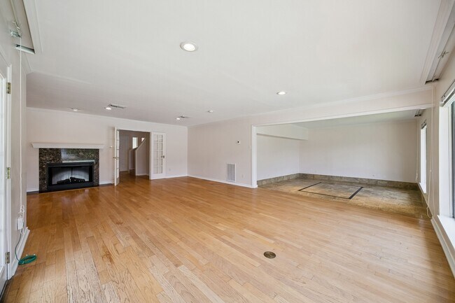 Building Photo - 10314 Olympia Dr
