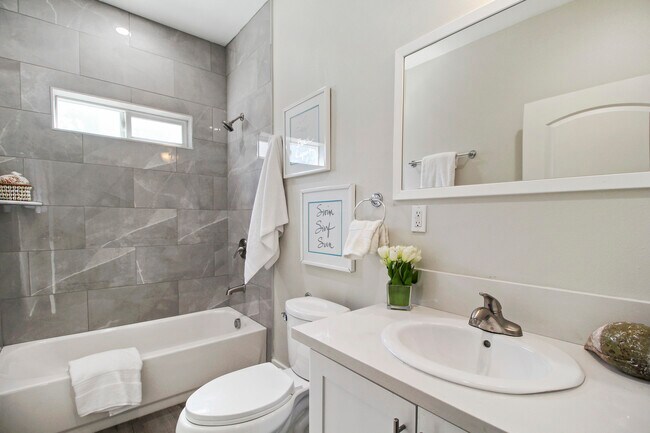 Foto del edificio - 6841 Radford Ave