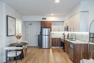 A1 1BR, 1BA - 670SF - Dining Area - Aventura Quattro