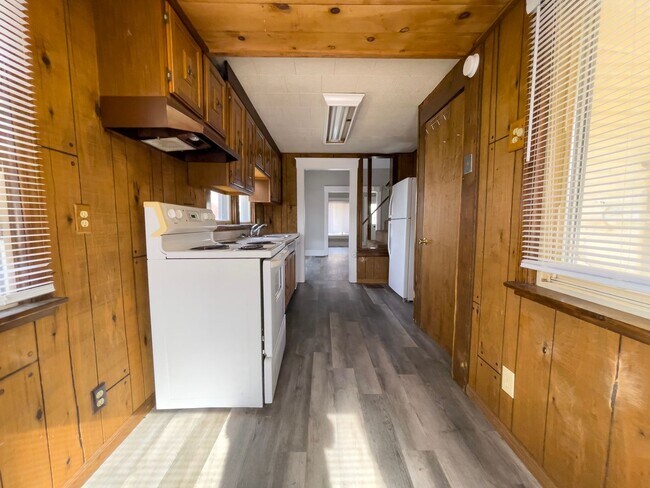 Building Photo - Cozy Home