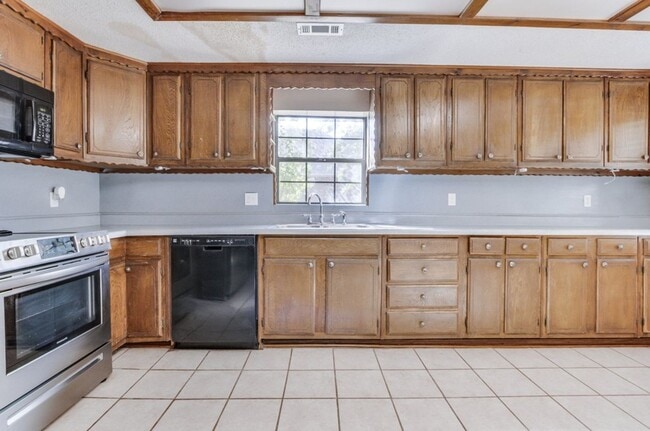 Building Photo - 3 bed, 2 bath home in Midwest City