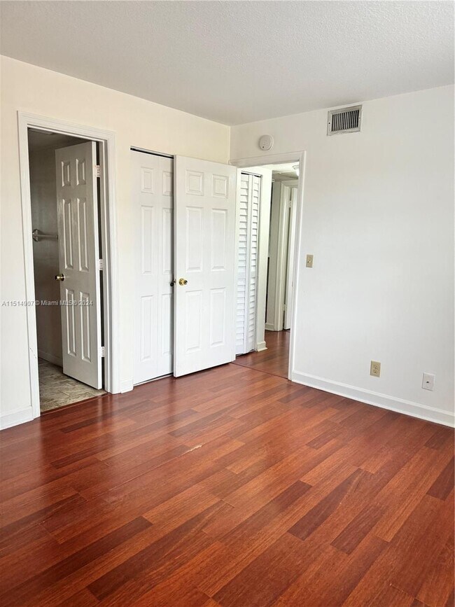 Building Photo - 10028 Twin Lakes Dr