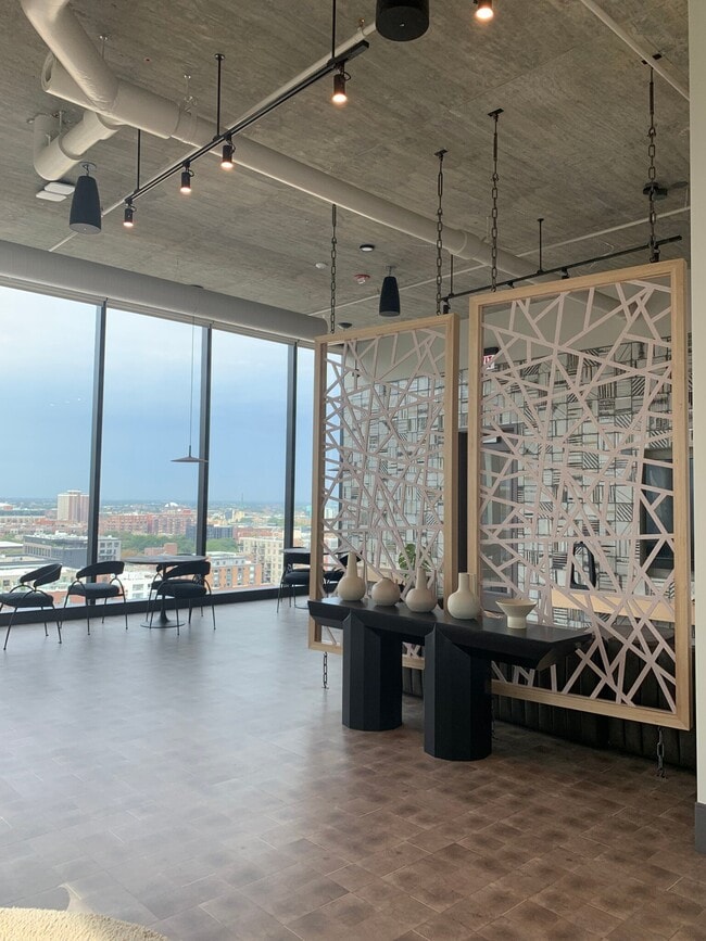 Building Photo - 1039 W Van Buren St