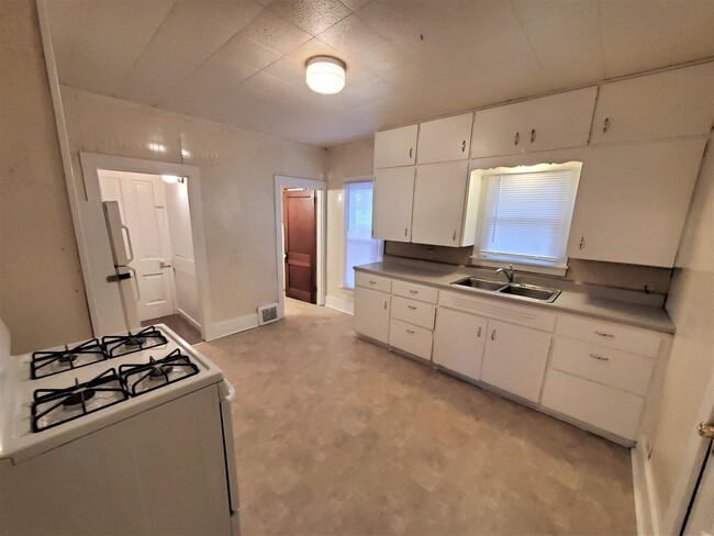 Foto del edificio - Cute 2 bedroom with garage & fence in back...