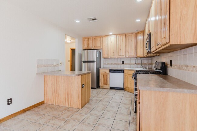 Foto del edificio - Spacious 4 Bedroom 2 Bath Home near Shopping